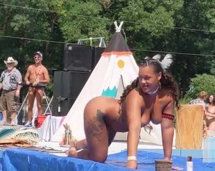 Hefty Native Yankee Hunni Monroe gets nude on stage at